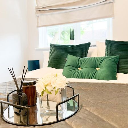 Beautiful Apartment In Beckton With Private Entrance And Garden ロンドン エクステリア 写真