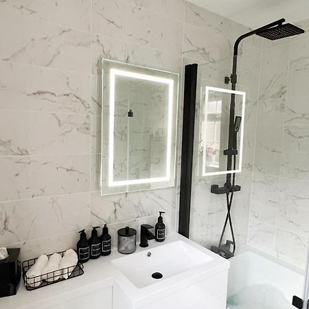 Beautiful Apartment In Beckton With Private Entrance And Garden ロンドン エクステリア 写真