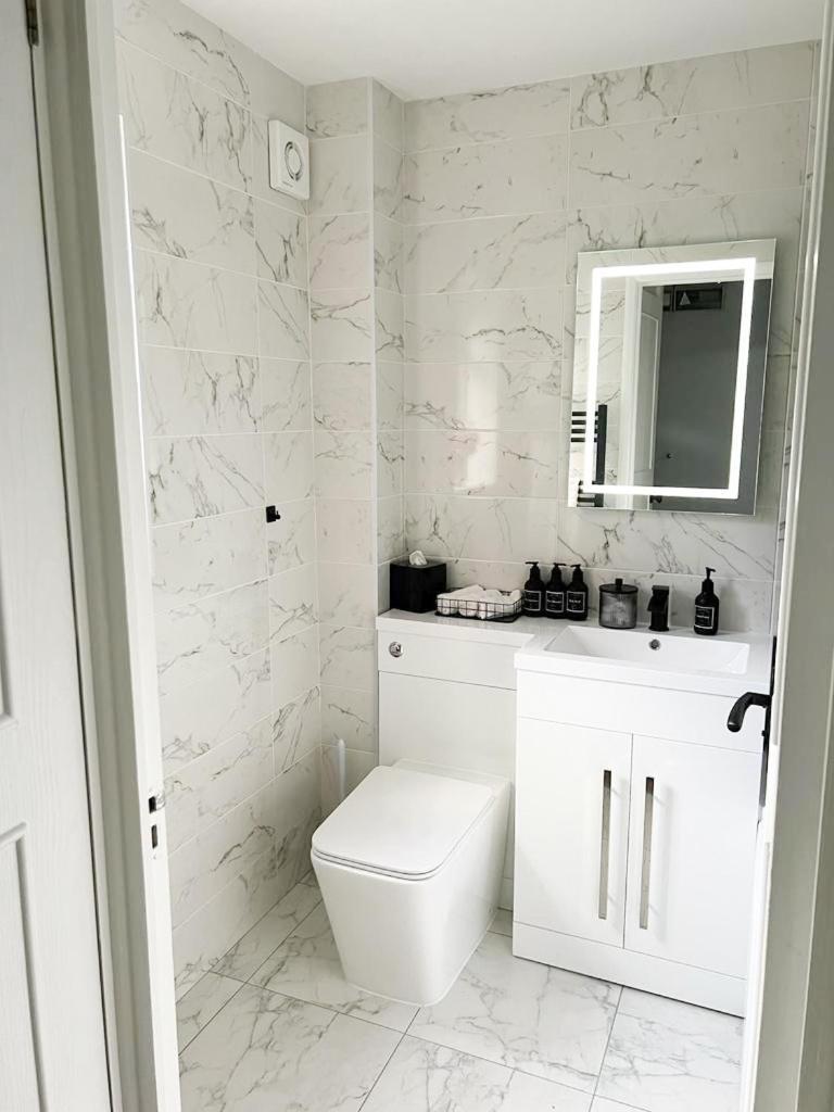 Beautiful Apartment In Beckton With Private Entrance And Garden ロンドン エクステリア 写真