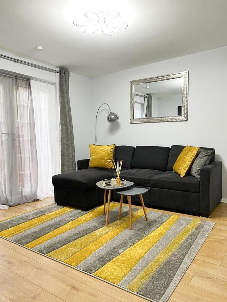 Beautiful Apartment In Beckton With Private Entrance And Garden ロンドン エクステリア 写真
