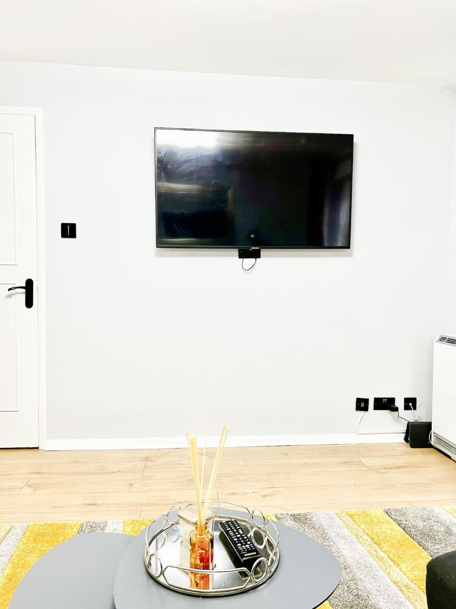 Beautiful Apartment In Beckton With Private Entrance And Garden ロンドン エクステリア 写真