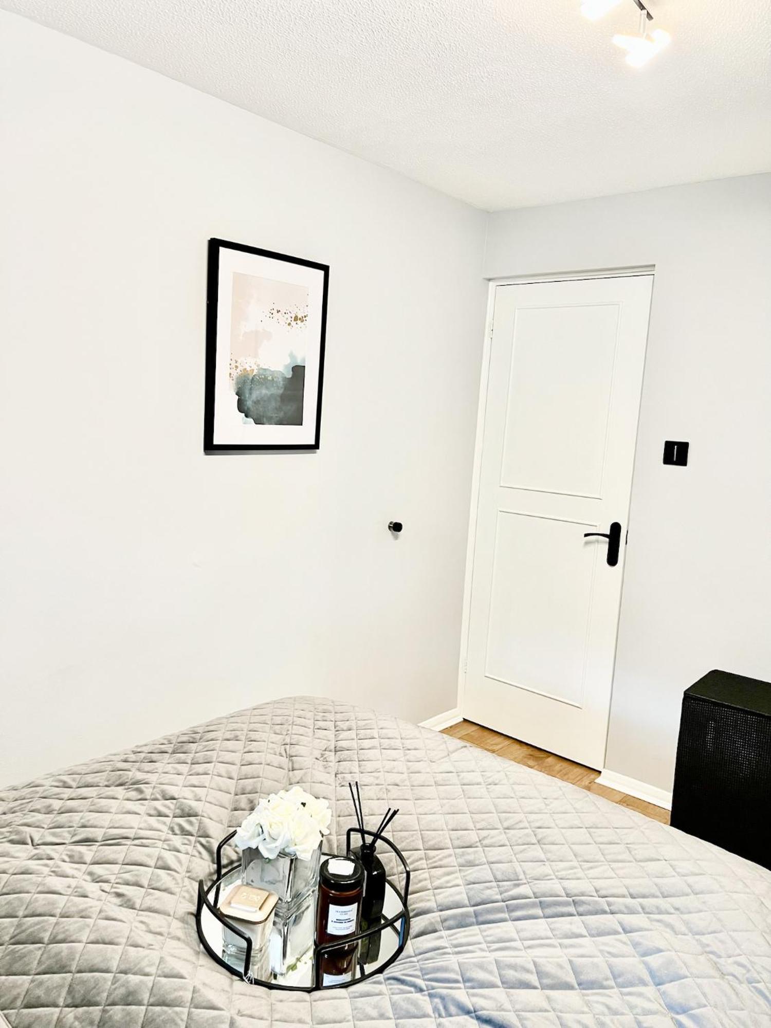 Beautiful Apartment In Beckton With Private Entrance And Garden ロンドン エクステリア 写真