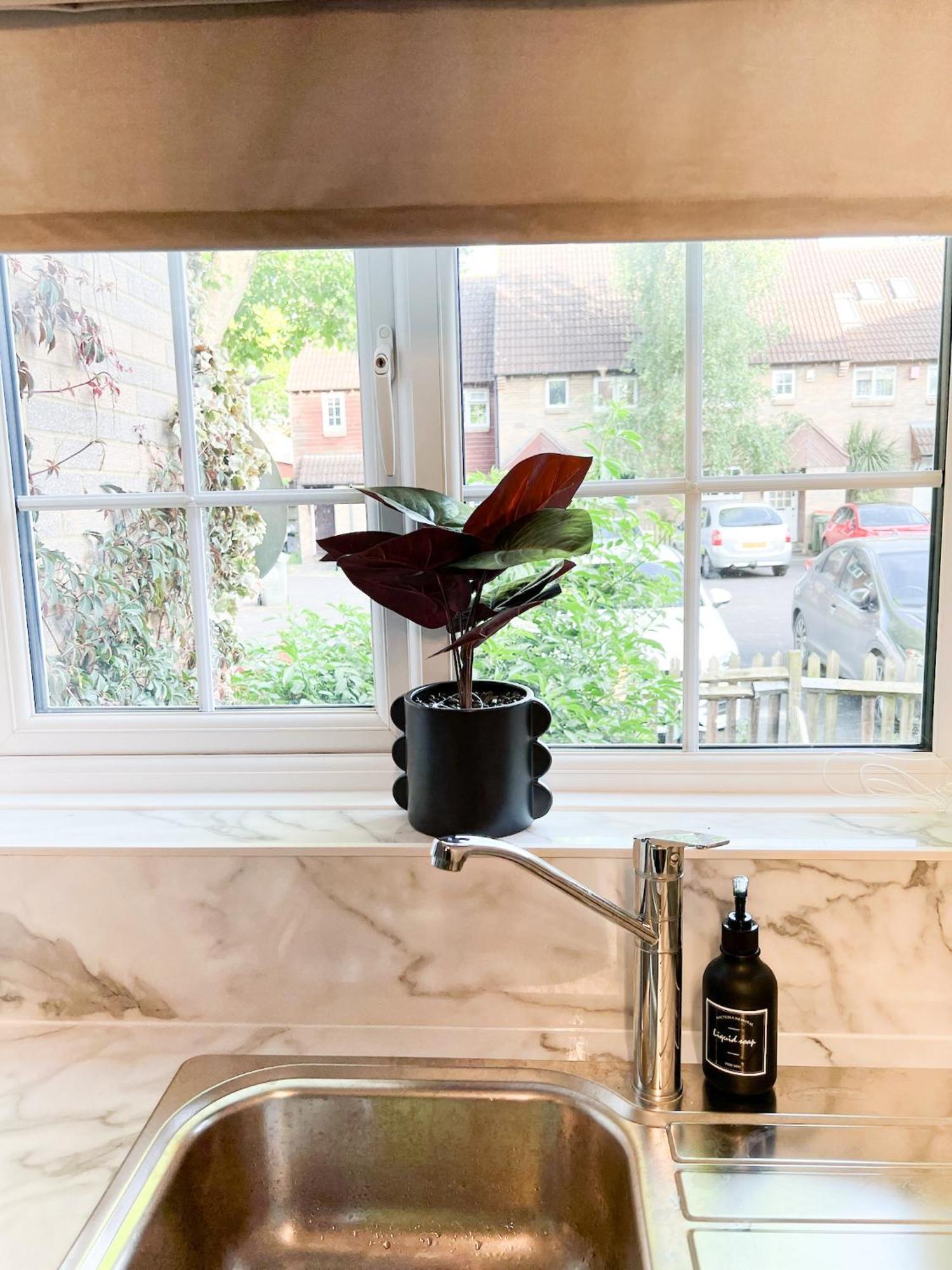 Beautiful Apartment In Beckton With Private Entrance And Garden ロンドン エクステリア 写真