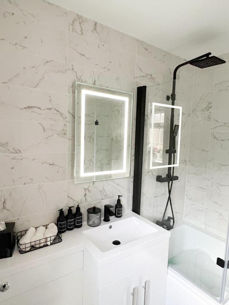 Beautiful Apartment In Beckton With Private Entrance And Garden ロンドン エクステリア 写真