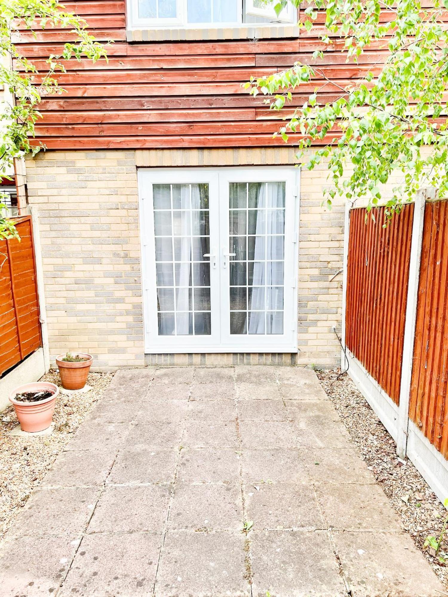 Beautiful Apartment In Beckton With Private Entrance And Garden ロンドン エクステリア 写真